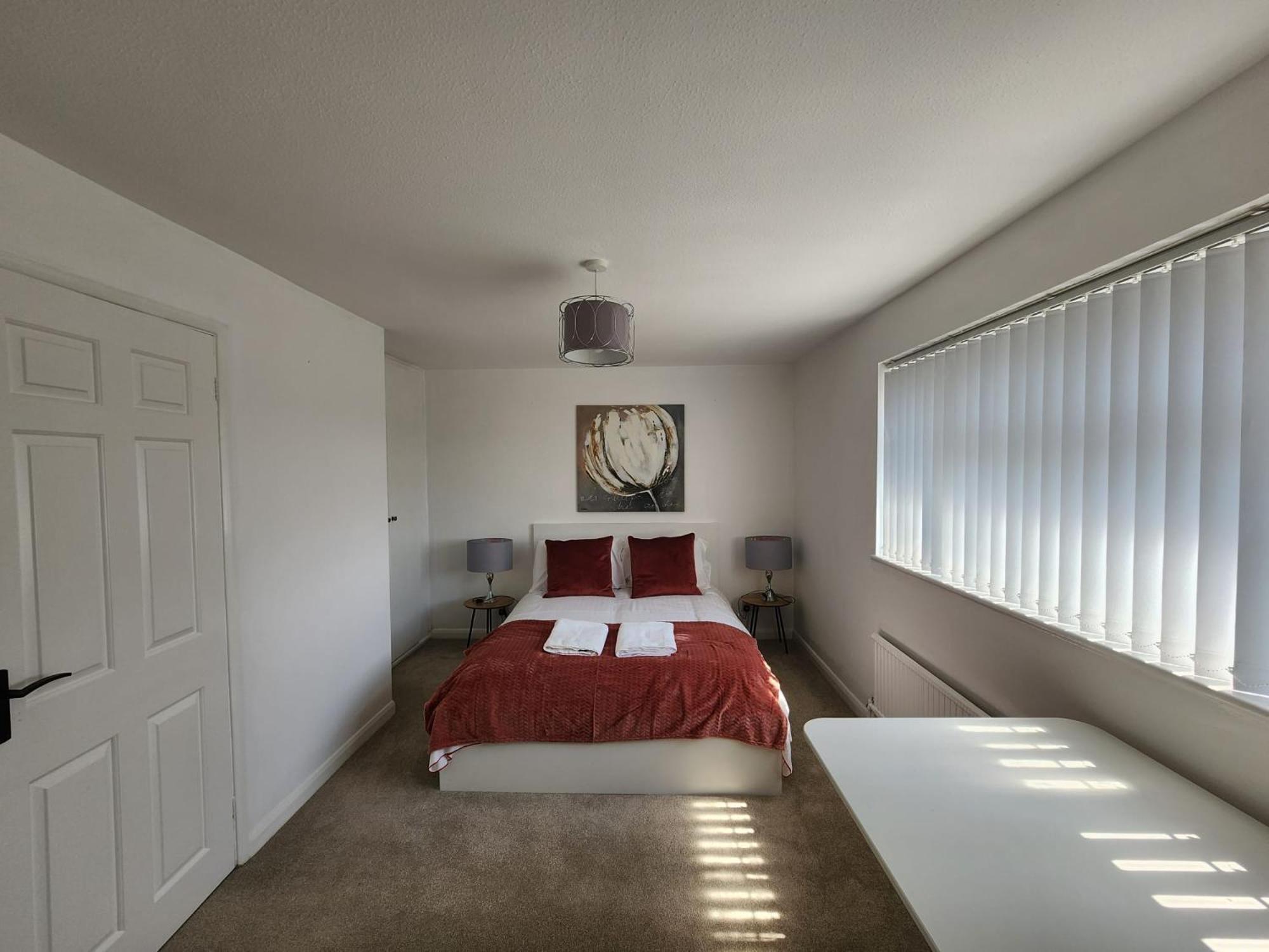 Kennedy Villa - 5 Bedroom House With Hot Tub, Wifi, Free Parkings, Close To Bicester Village Exterior photo
